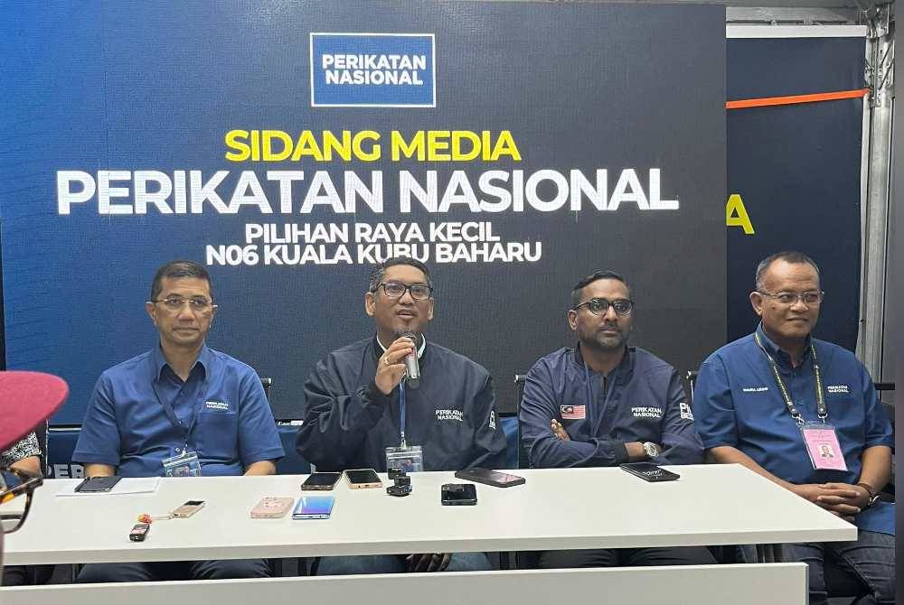 Ahmad Faizal pada sidang media di Bilik Gerakan Utama PN di Bandar Utama Batang kali pada malam Sabtu.