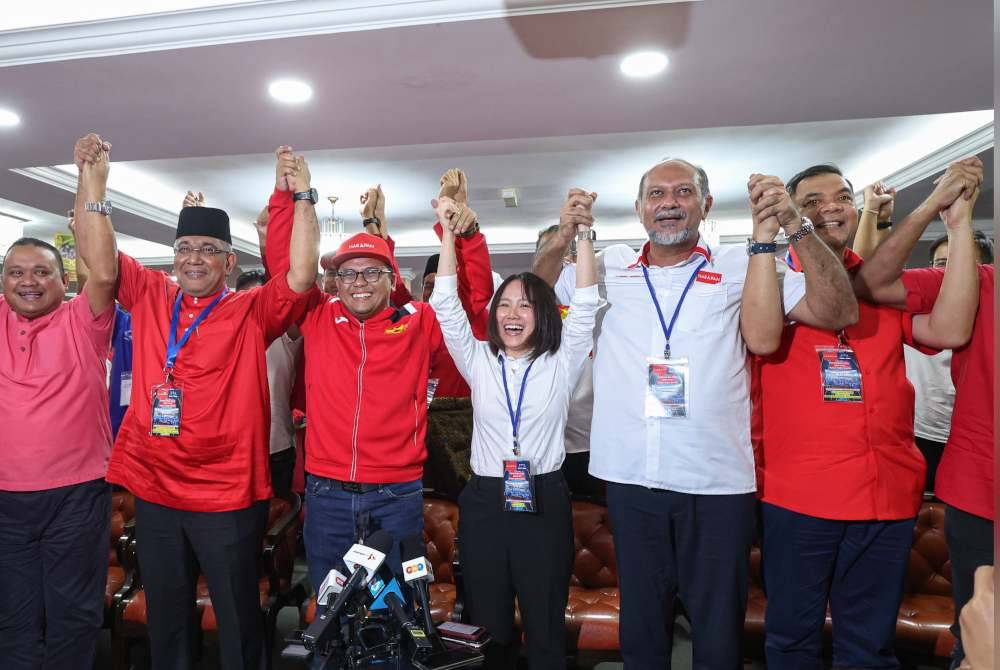 Menteri Besar Selangor Datuk Seri Amirudin Shari meraikan kemenangan calon Pakatan Harapan Pang Sock Tao yang diumumkan sebagai Ahli Dewan Undangan Negeri (ADUN) Kuala Kubu Bharu yang baharu pada sidang media di Bangunan UMNO Bahagian Hulu Selangor pada Sabtu. Foto Bernama