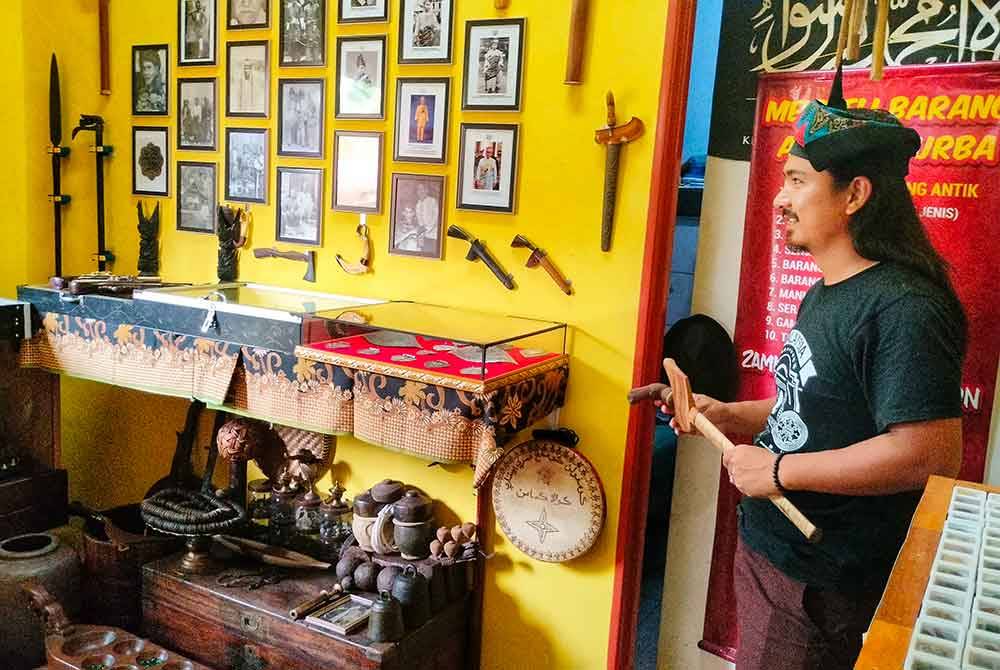 Mohamad Muzammir di Galeri Warisan Semantan yang menyimpan lebih 1,000 koleksi miliknya