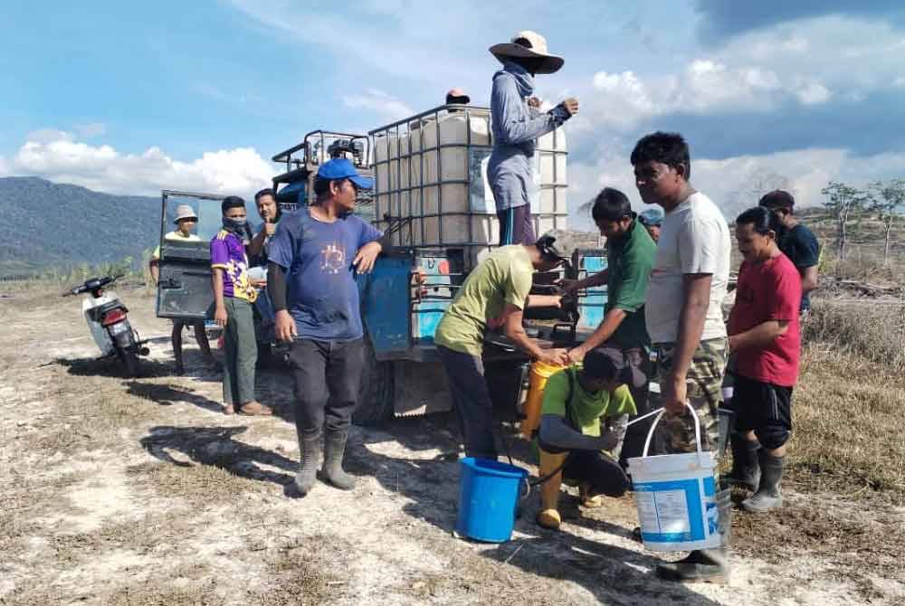 Pekerja ladang mengambil inisiatif mengangkut air menggunakan tangki bagi membantu anggota bomba memadamkan kebakaran.