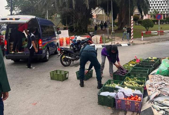 Kesemua barangan yang disita dipindahkan ke Setor Sitaan DBKL Jalan Lombong, Taman Miharja Cheras.