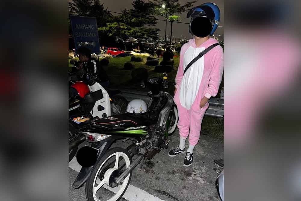 Salah seorang penunggang motosikal penunggang motosikal ditahan dalam serbuan sekitar Jalan Ampang dan Tasek Permai, Ampang pada Sabtu.