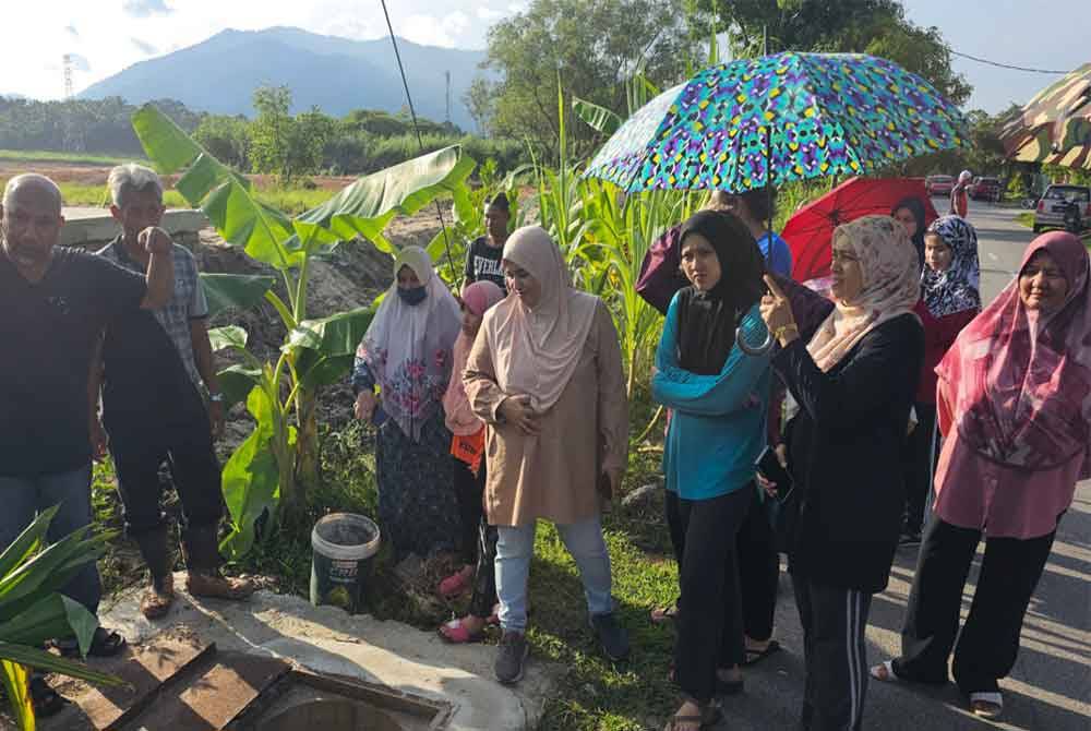 Kaedah berkongsi longkang antara pemaju dan Taman Chepor Impian menyebabkan penduduk mengalami banjir kilat.