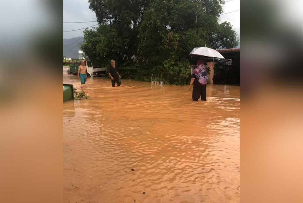 Kejadian banjir lumpur pada 30 April lalu menyebabkan laluan rumah penduduk bertukar menjadi 'sungai merah'. Foto ihsan pembaca
