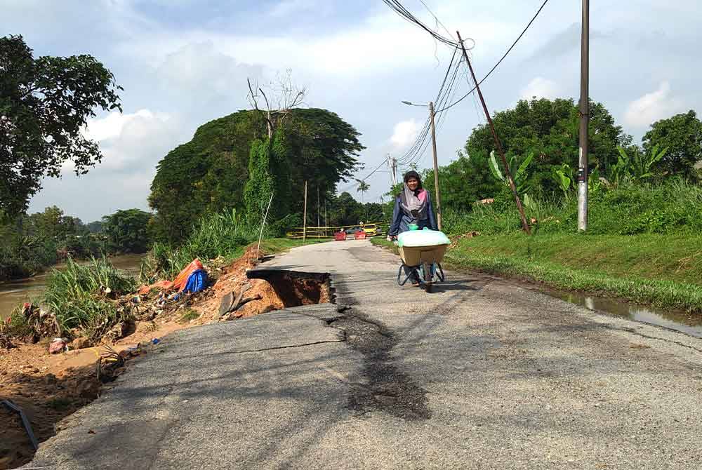 Azizah terpaksa menolak kereta sorong sejauh 30 meter untuk membeli ais batu berikutan lori tidak boleh masuk ke situ.