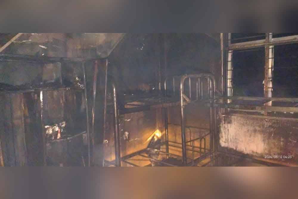 Seramai 10 pelajar Sekolah Menengah Sains Hulu Terengganu (SAHUT), Kuala Berang, di sini, berjaya menyelamatkan diri selepas asrama mereka dijilat api. Foto JBPM
