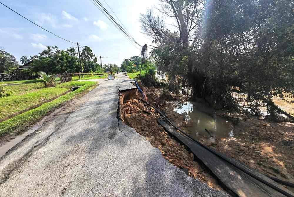 Runtuhan jalan di Kampung Batu 3 Mambau semakin serius.