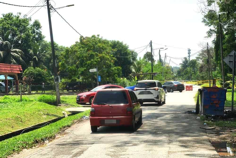 Deretan kenderaan yang terpaksa berpatah balik berikutan jalan di Kampung Batu 3 Mambau ditutup akibat runtuhan.