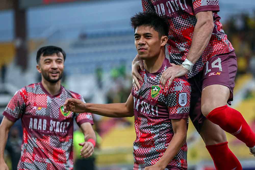 KUALA LUMPUR, 11 Mei -- Aksi pemain pasukan Kedah FC Muhammad Syafiq Ahmad meraikan jaringannya ketika menentang pasukan PDRM FC pada perlawanan Liga Super 2024/25 di Stadium Majlis Perbandaran Selayang hari ini.
Keputusan separuh masa pertama, Kedah FC 1-0 PDRM FC.
--fotoBERNAMA (2024) HAK CIPTA TERPELIHARA