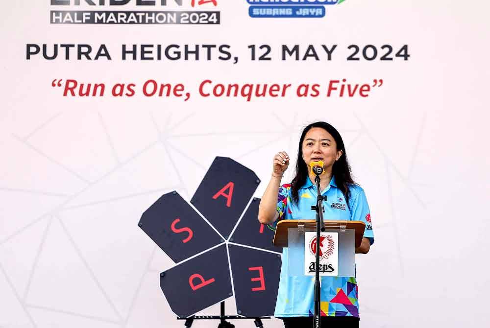 Hannah menyampaikan ucapan pada Program Aleps Ekiden Half Marathon 2024 di Taman Komuniti Putra Height, pada Ahad. Foto Bernama