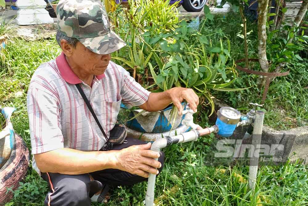 Salah seorang penduduk menunjukkan tiada air selepas paip dibuka ketika ditemui Sinar Harian pada Ahad.