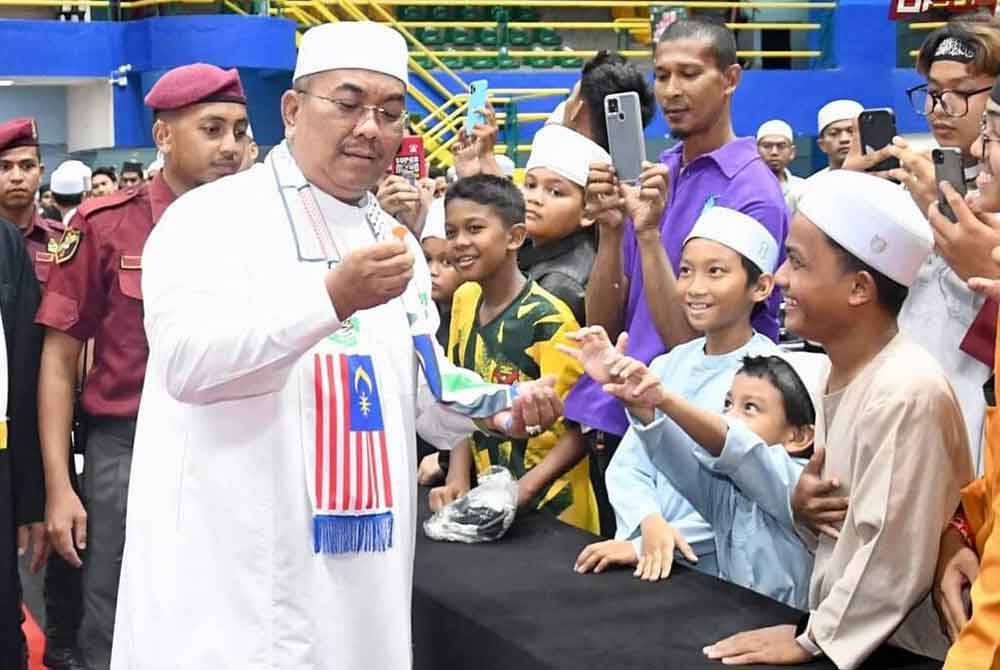 Muhammad Sanusi beramah mesra dengan kanak-kanak yang turut hadir memeriahkan Festival al-Quran di Stadium Sultan Abdul Halim.
