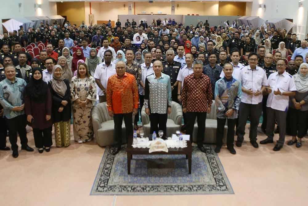 Armizan (tengah) bergambar bersama kakitangan KPDN ketika Perhimpunan Bulanan KPDN Zon Utara di Anak Bukit di sini pada Ahad.