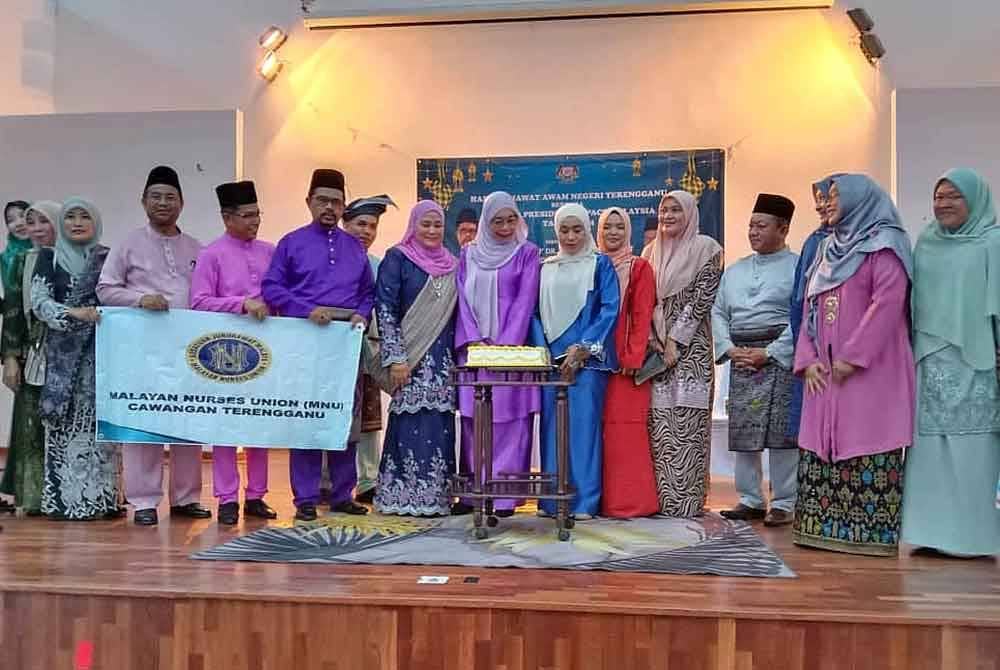 Adnan (enam dari kanan) menghadiri Majlis Hari Penjawat Awam Negeri Terengganu Bersama Datuk Dr Presiden Cuepacs Malaysia Di Dewan Masyarakat Tok Jiring, di Kuala Nerus pada Ahad.