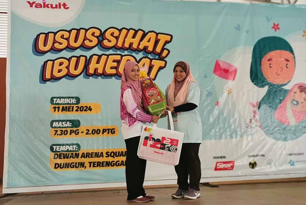 Syairah Zulkifli (kiri) dipilih menerima hadiah kategori ibu hebat oleh Lembaga Pembangunan Penduduk dan Keluarga Negara (LPPKN) Terengganu sempena program 'Usus Sihat, Ibu Hebat'.