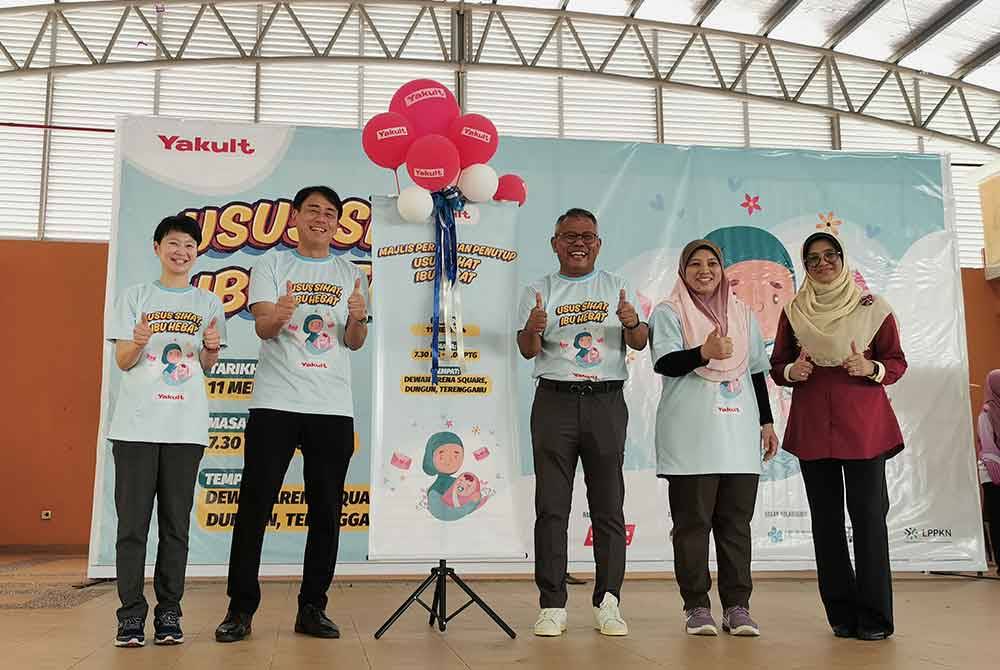 Hiroki Yanase (dua dari kiri) bersama Jusman (dua dari kanan) ketika menyempurnakan majlis pelancaran sempena program 'Usus Sihat, Ibu Hebat' yang berlangsung di Dewan Arena Square Dungun pada Sabtu.