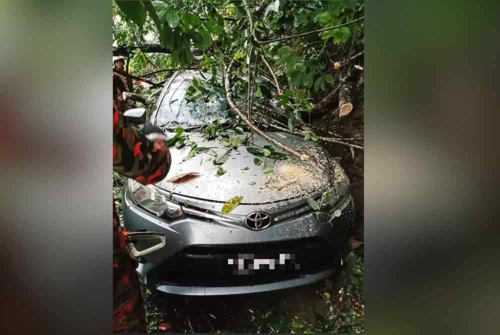 Operasi terkawal pada jam 8 pagi dan mangsa berusia 30-an yang tidak mengalami sebarang kecederaan berjaya dikeluarkan. Foto JBPM Perak