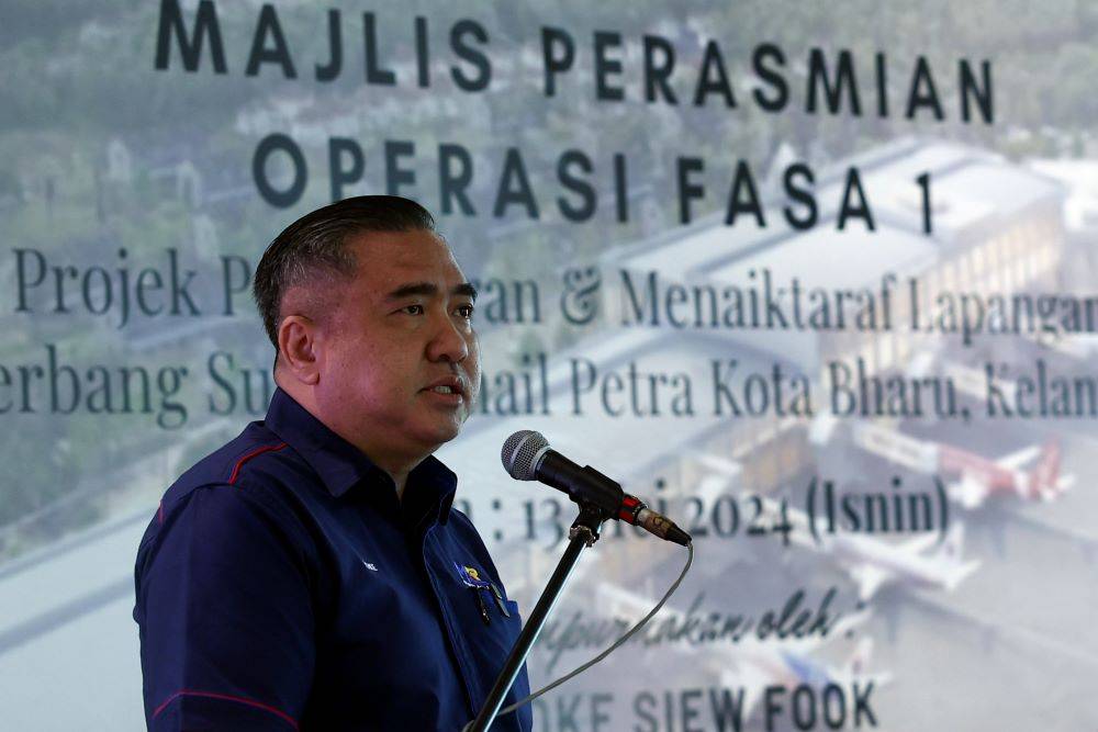 Anthony ketika berucap pada Majlis Perasmian Operasi Fasa 1 Projek Pembesaran dan Menaik Taraf Lapangan Terbang Sultan Ismail Petra (LTSIP), pada Isnin. Foto Bernama
