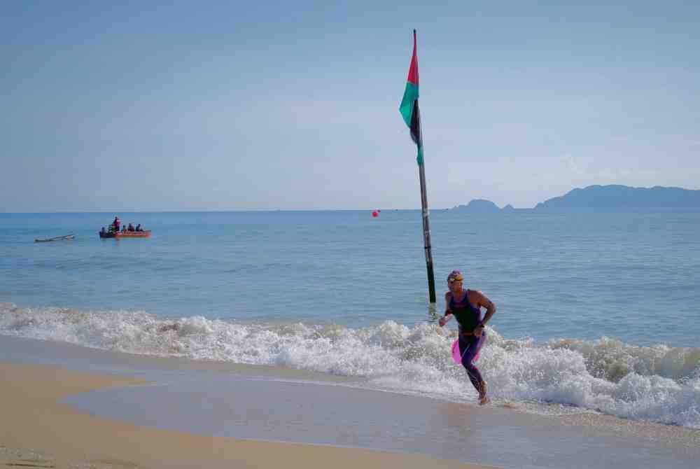 Seorang peserta tiba dari Pulau Kapas ke Pantai Kelulut, Marang.
