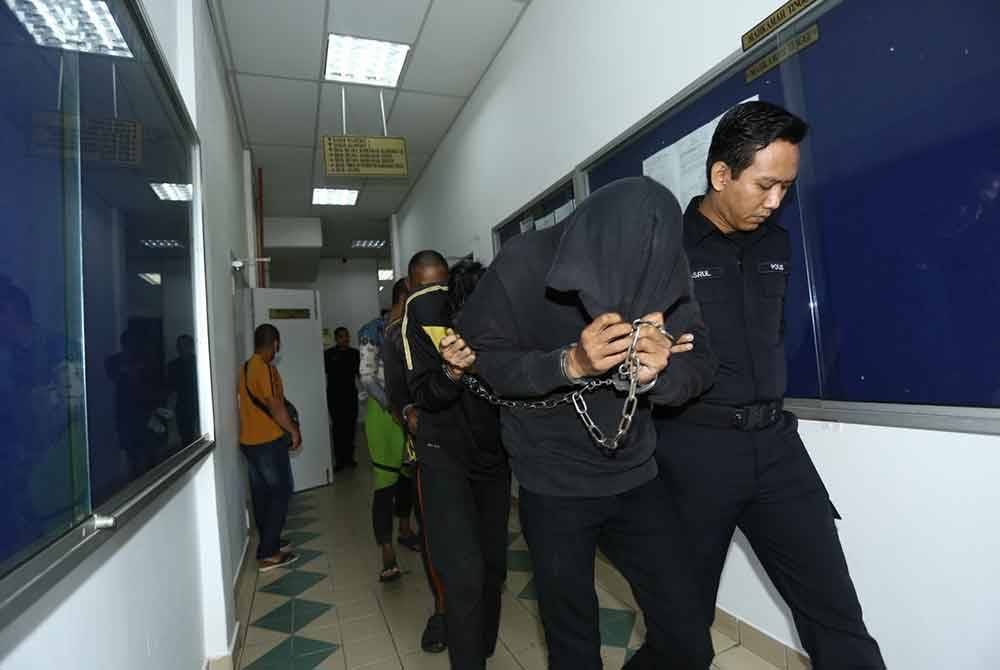 Dua lelaki dihadapkan ke Mahkamah Majistret Taiping pada Isnin atas pertuduhan mengedar dadah jenis heroin seberat 21.03 kilogram, dua minggu lalu.