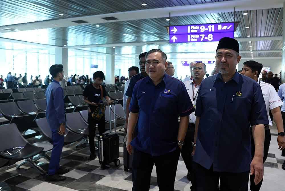 Anthony Loke bersama Pengerusi Jawatankuasa Kerja Raya, Infrastruktur, Air dan Pembangunan Luar Bandar Kelantan, Datuk Dr Izani Husin (kanan) melawat Lapangan Terbang Sultan Ismail Petra (LTSIP) pada Majlis Perasmian Operasi Fasa 1 Projek Pembesaran dan Menaik Taraf LTSIP pada Isnin. Foto Bernama