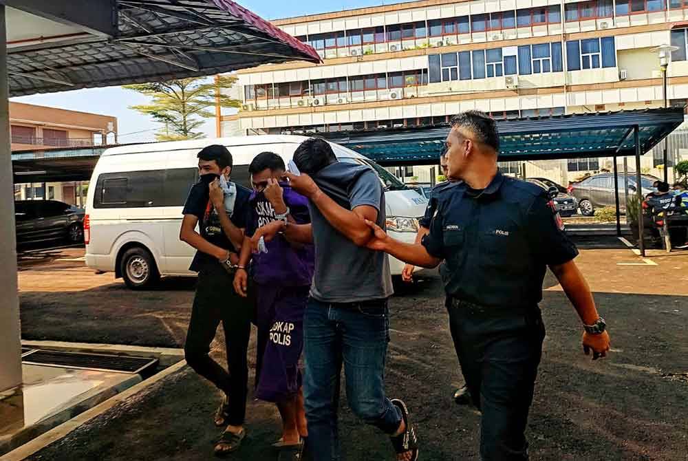 Penyelia tapak (dua dari kanan) didenda RM3,500 oleh Mahkamah Majistret Tampin pada Isnin, selepas mengaku bersalah mengugut dan mencederakan teman lelaki bekas isterinya minggu lalu.