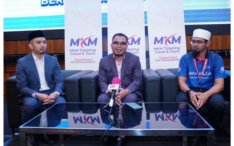 Abdul Hadi (tengah), Ahmad Safuan Nizam (kanan) dan Dr Humaidi (kanan) pada sidang akhbar selepas tamat Kursus Intensif Haji MKM di Pusat Konvensyen Ideal (IDCC) di sini pada Ahad.