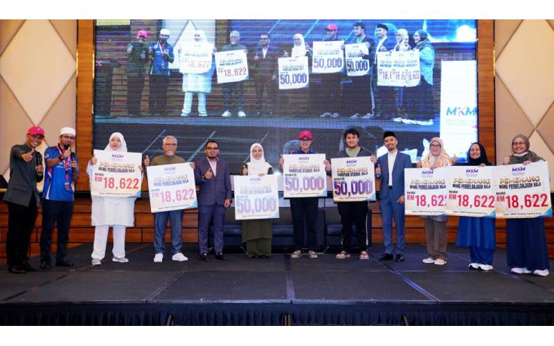 Ketua Pegawai Strategik MKM Travel, Abdul Hadi Abdul Rahman (lima dari kiri) bersama bakal jemaah haji bertuah yang menerima cabutan bertuah berupa tanggungan kos haji bernilai RM50,000 dan RM18,662.