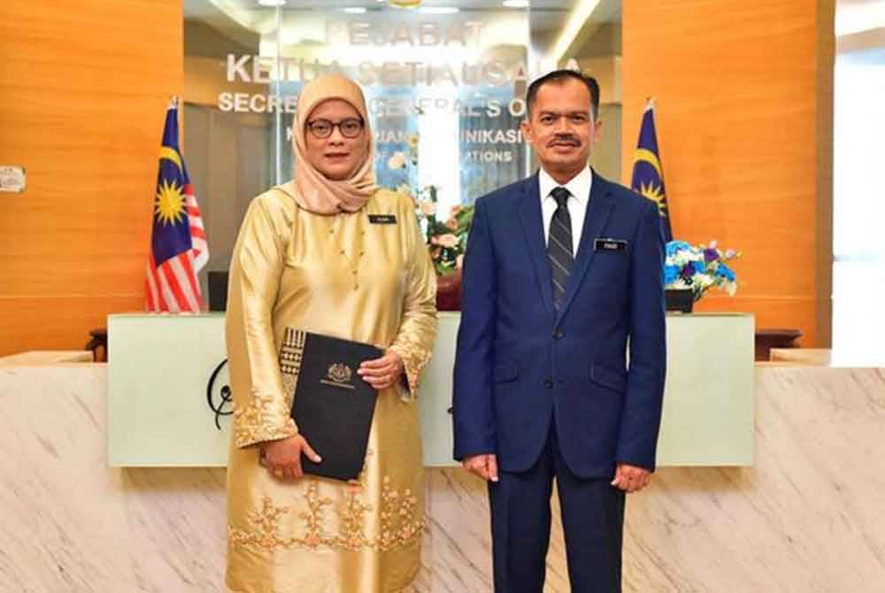 Julina dilantik sebagai Ketua Pengarah JaPen yang baharu berkuat kuasa pada Isnin. Gambar Facebook Ketua Setiausaha Kementerian Komunikasi, Datuk Mohamad Fauzi Md Isa