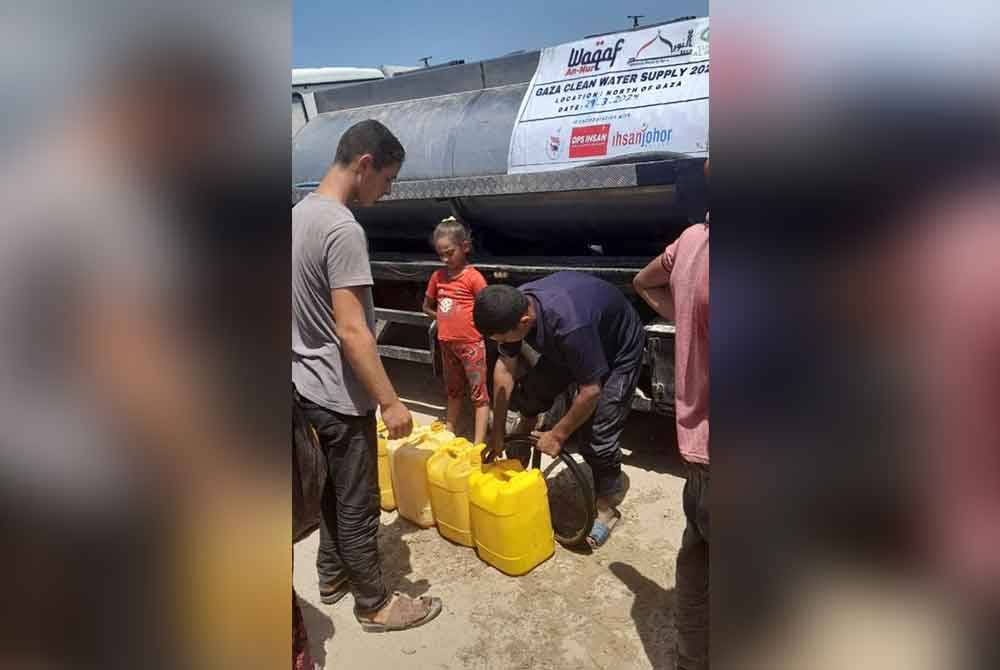 Penghuni kem pelarian Jabalia, Gaza, Palestin mengambil bekalan air bersih disumbangkan rakyat Malaysia yang dikendalikan Ihsan Johor pada 3 Mei lalu.