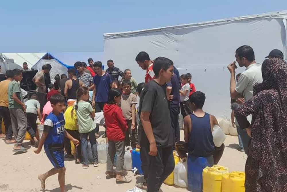 Ihsan Johor mengendalikan sumbangan bekalan air bersih di kem pelarian Jabalia, Gaza, Palestin pada 3 Mei lalu.