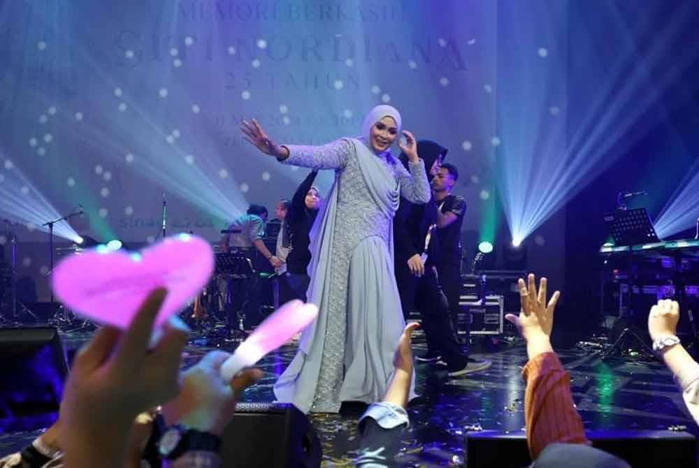 Hampir tiga dekad sebagai penyanyi, Siti Nordiana kekal memukau ketika menghiburkan peminat dalam konsert 'Memori Berkasih Siti Nordiana 25 Tahun' yang berlangsung di sini pada Sabtu malam. Foto Bernama