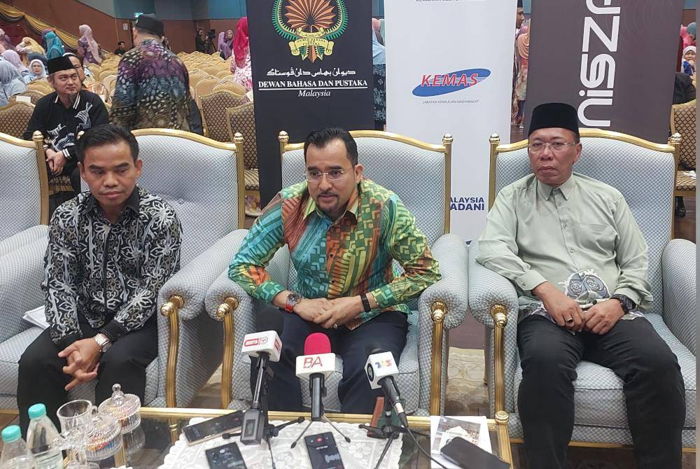 Asyraf Wajdi (tengah) ketika sidang akhbar Majlis Pelancaran Buku Hadis 40 Imam al-Nawawi di Dewan Al-Muktafi Billah Shah UniSZA pada Isnin.