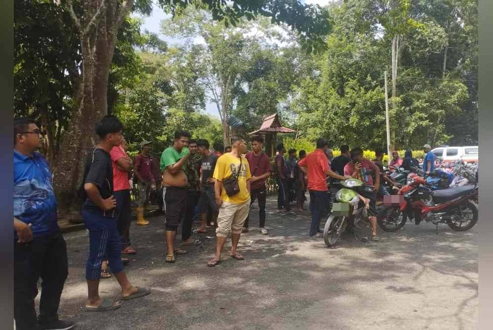 Orang ramai yang hadir ke Lata Bayu sebaik sahaja mengetahui kejadian.