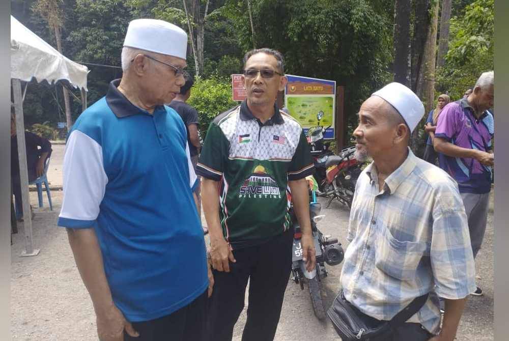 
Ahli Dewan Undangan Negeri Kupang, Datuk Najmi Ahmad (kiri) menemui Zuraidi (kanan) di lokasi kejaidan.