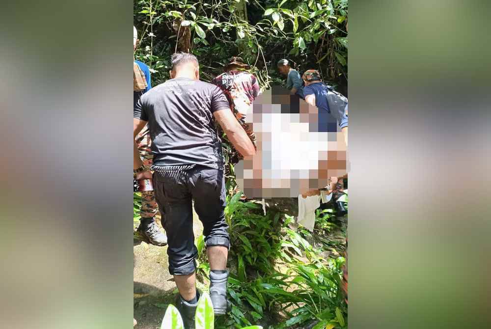 Usaha membawa turun agak sukar memandangkan lokasi kejadian yang agak jauh dari pintu masuk utama perkelahan tersebut.