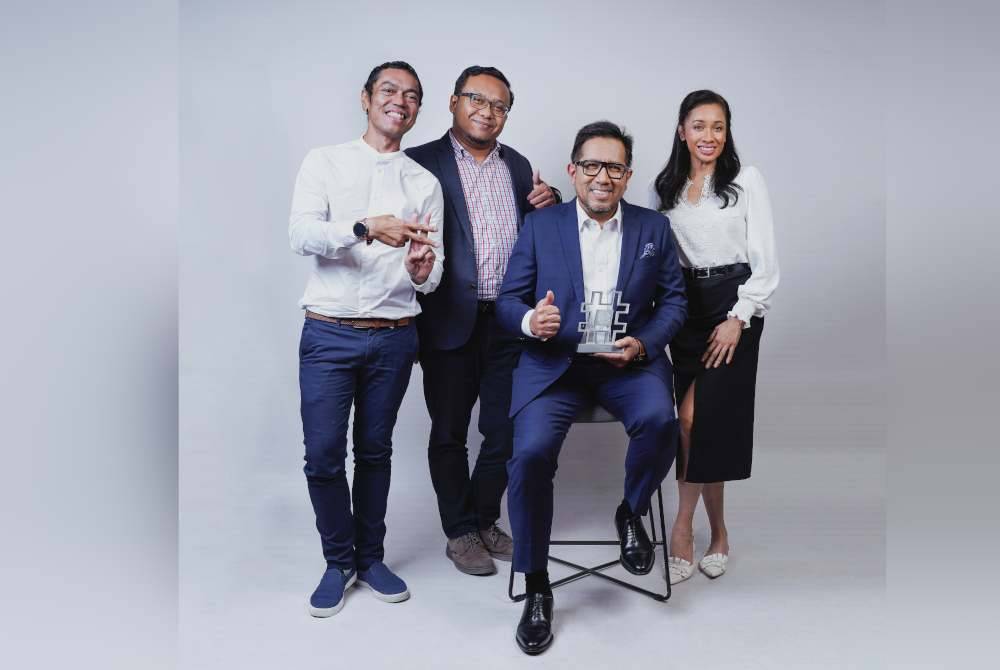 Abas (duduk, dua dari kanan) bersama kakitangan Air Selangor meraikan kemenangan Air Selangor menerusi kategori Pengurusan Krisis Media Sosial Terbaik di Hashtag Asia Awards 2024 edisi ke-3 yang diadakan di Singapura, pada 3 Mei lalu.