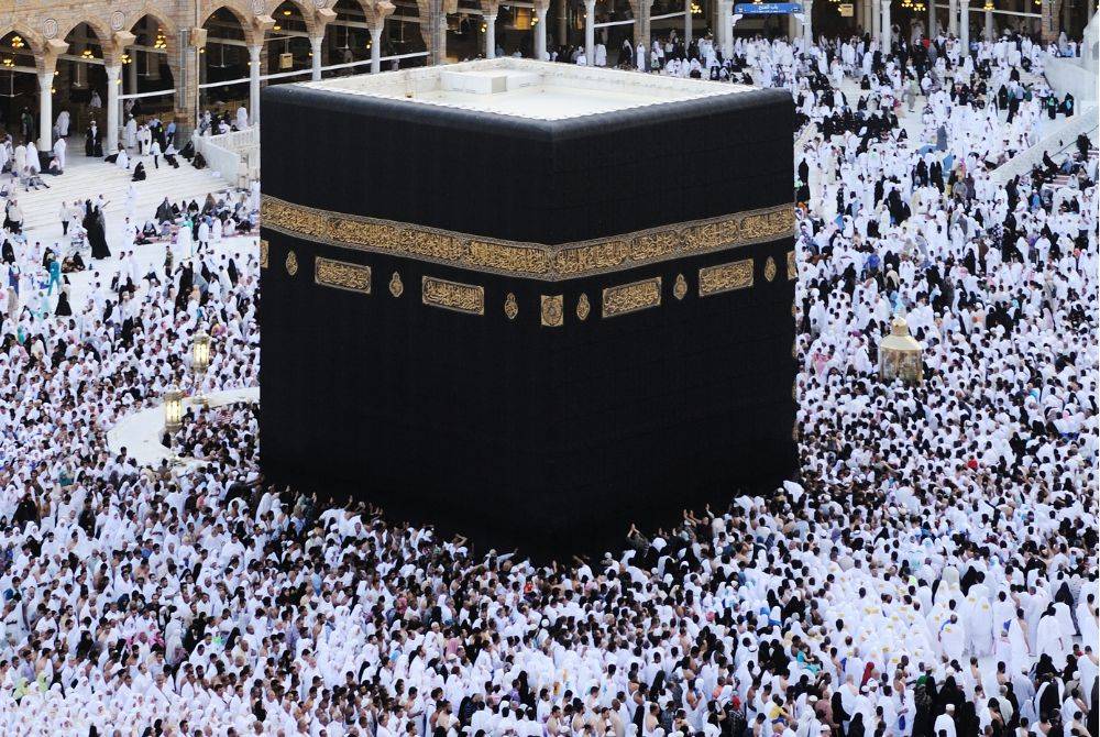 USAH berduka jika kita masih belum dipanggil menjadi tetamu ALLAH. Niat dan berusahalah bersungguh-sungguh ke Tanah Haram. Foto CANVA