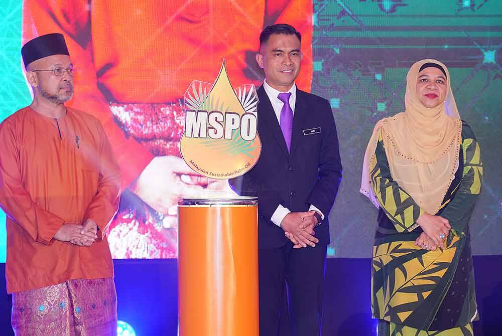 Hadi (tengah) dan Dr Suzana Idayu Wati (kanan) menyempurnakan gimik penjenamaan semula MPOCC kepada MPSO pada Majlis Pelancaran Ulang Tahun MPSO ke-10 di sebuah hotel di Kuala Lumpur pada Isnin. Foto SINAR HARIAN / MOHD HALIM ABDUL WAHID.