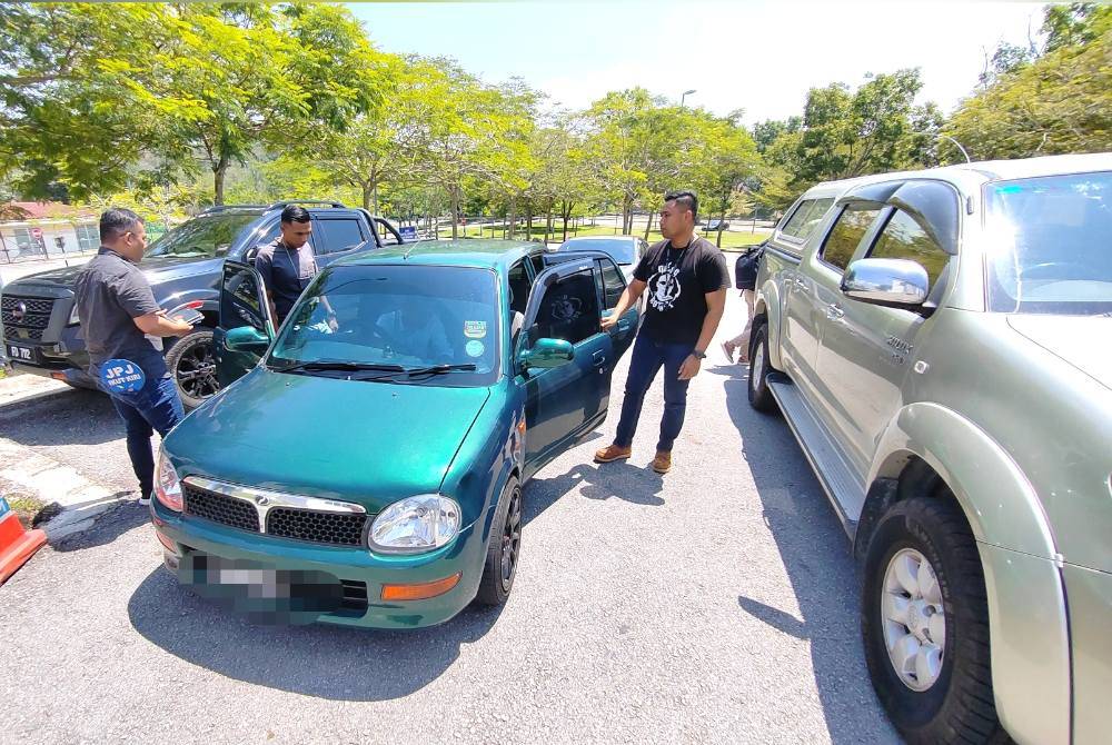 JPJ menahan sebuah kereta yang menjalankan perkhidmatan kereta sapu.