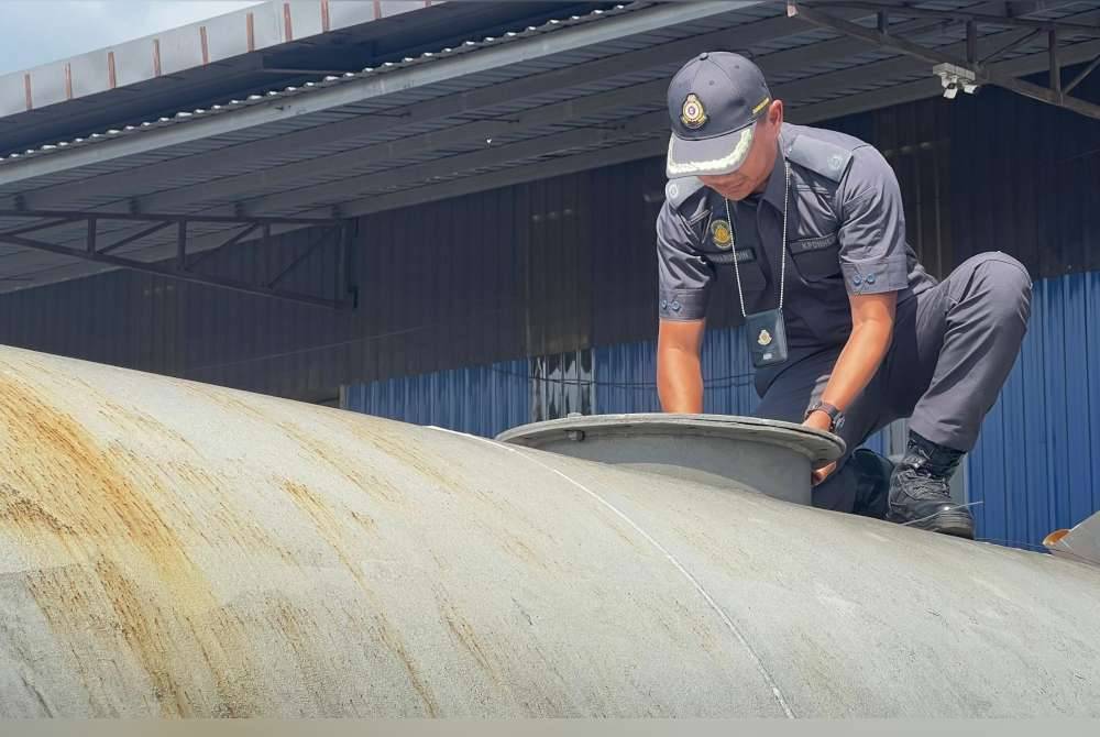 Bekalan minyak diesel yang dianggarkan bernilai RM8,329 yang berada di dalam tangki simpanan telah disita untuk tindakan lanjut.