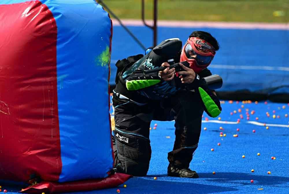 Seorang peserta melepaskan tembakan ke arah lawan pada pertandingan berkenaan.
