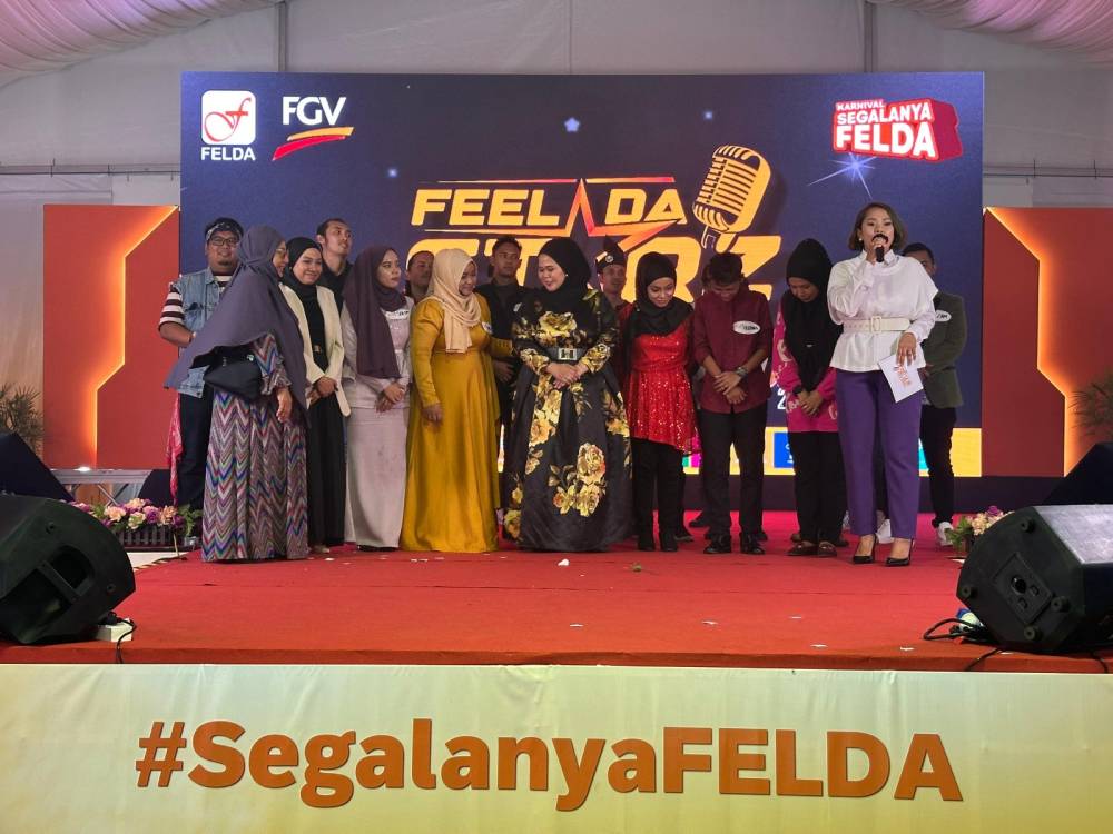 Elly Mazlein (kanan) bersama para finalis yang berjaya ke pentas akhir program realiti FEEL DA STARZ.