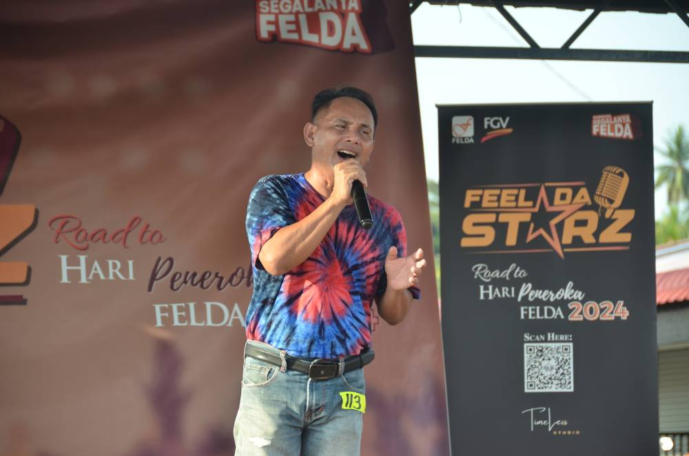 Seorang peserta menunjukkan bakat nyanyian dalam program FEEL DA STARZ.