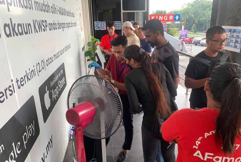Orang ramai yang hadir di KWSP Shah Alam di Seksyen 15 untuk mendaftar Akaun Fleksibel (Akaun 3).