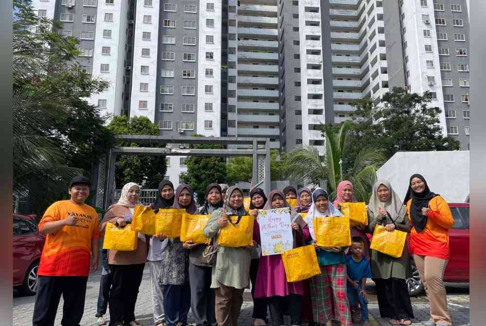 Sukarelawan Yayasan MR D.I.Y. membuat edaran beg 'MR D.I.Y. Surprise' di Program Perumahan Rakyat Pinggiran Bukit Jalil di Kuala Lumpur pada Ahad.