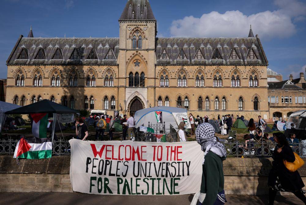 Kain rentang tertera 'selamat datang ke universiti rakyat untuk Palestin' di Oxford University di timur England.