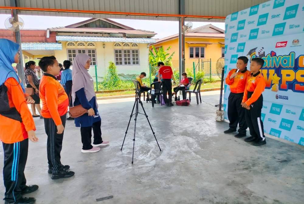 Murid SK Padang Sebang sedang berlatih untuk mempamerkan bakat mereka.