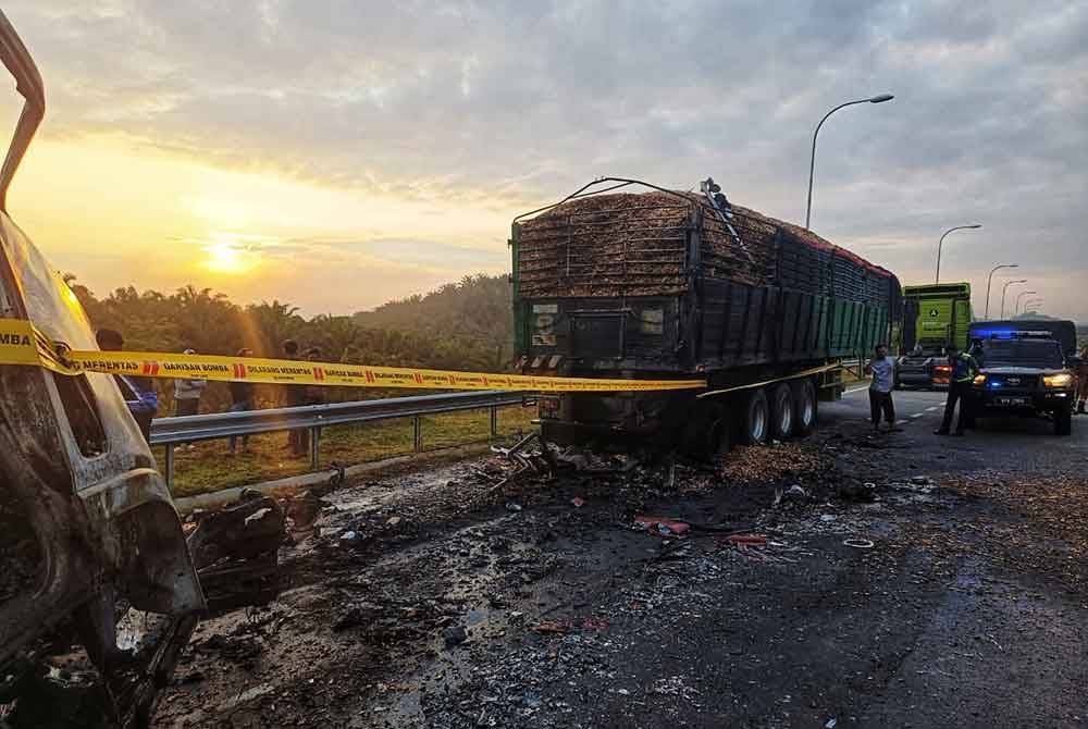 Lori dinaiki mangsa merempuh treler yang berada di tepi jalan sebelah kiri kerana mengalami kerosakan.Foto ihsan IPD Bentong