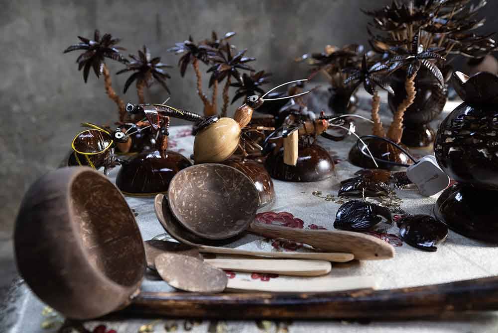 Antara hasil kraf tangan daripada tempurung dan batang kelapa yang dihasilkan. Foto Bernama